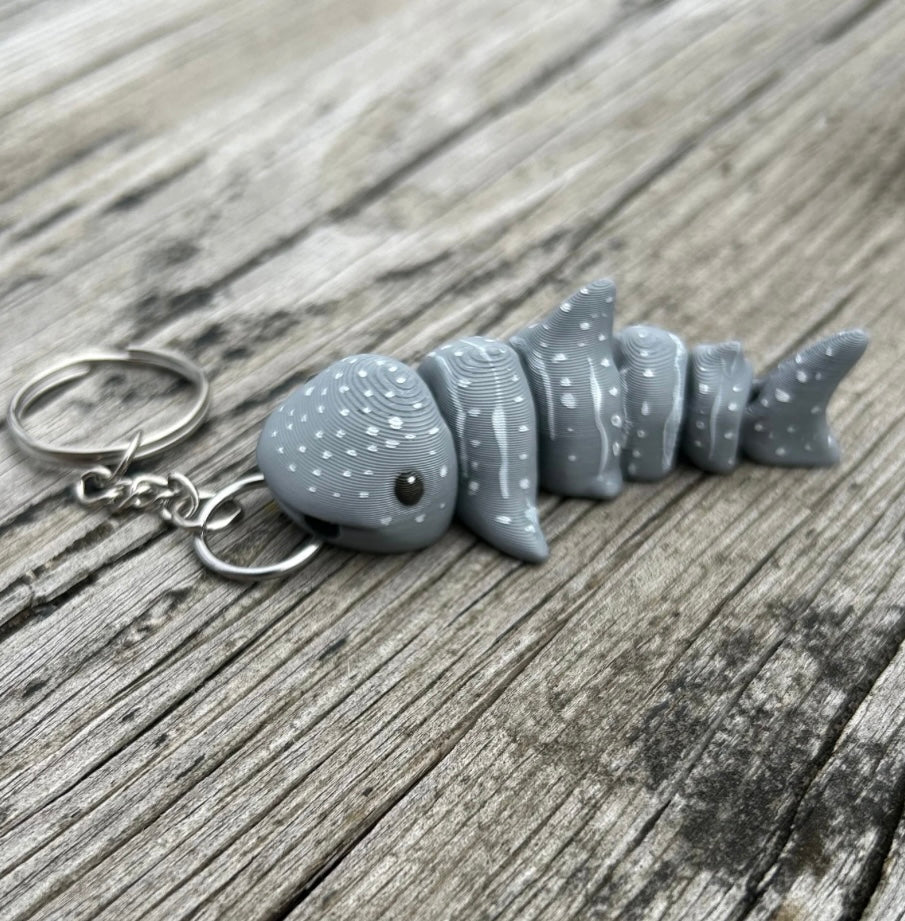 Flexibler Walhai Schlüsselanhänger Lumo | 3D-Druck | Geschenk für Herzensmenschen & Meeresliebhaber | Symbol für Ruhe, Tiefe und Licht